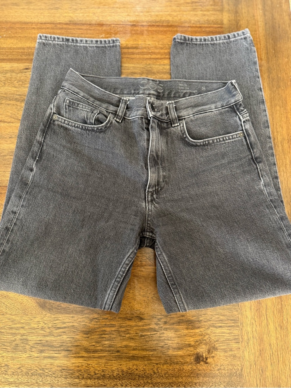 COS women’s slim fit , low rise Charcoal Straight-Leg Jeans cropped length